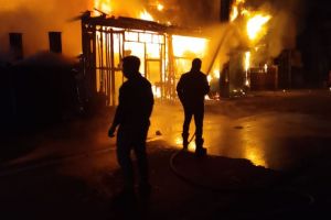 Incendiu devastator la Maieru. Garaj, atelier auto, anexă şi maşină, distruse