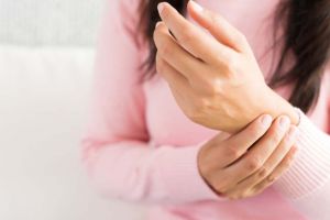Artrita - cauze, simptome şi tratament. Detalii la Enigma Plant!