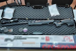 Arma cu aer comprimat si 200 de bucati de proiectile descoperite de politistii de frontiera de la Aeroportul Cluj