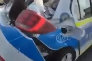 O şoferiţă de 18 ani a intrat cu maşina în autospeciala poliţiei. Agenţii veniseră la alt accident