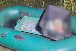 L-au prins cu peştele-n sac la un lac din Timiş: 10 kg de peşte, plase interzise şi barca, confiscate