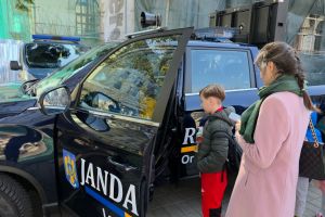 FOTO „Asediu” pe Pietonalul Unirii! Jandarmii botoşăneni, „victimele” entuziasmului a sute de copii