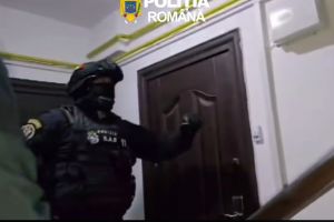 VIDEO Bărbat din Botoşani, arestat pentru infracţiuni grave. Au fost făcute percheziţii la locuinţa acestuia