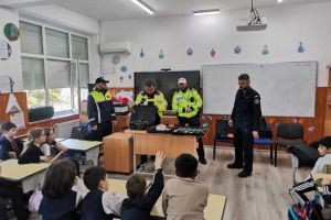 FOTO: Actiuni ale politistilor pentru prevenirea delincventei juvenile in scolile din judetul Tulcea