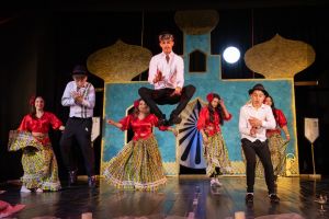 Elevii romi au făcut spectacol la Tinca: Dans, poezie şi teatru la „RromaLand” (FOTO)