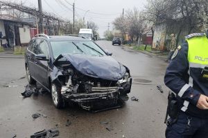 FOTO Om de afaceri din Botoşani rănit într-un accident rutier. Impact puternic între două maşini