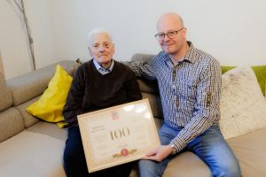Diplomă de onoare pentru un sătmărean la 100 de ani, oferită de primarul Kereskényi Gábor