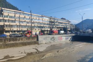 Incident alarmant in Piatra-Neamt. Un copil a cazut in rau!