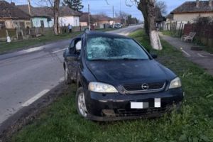 FOTO Accident grav şi neobişnuit: Un şofer băut a lovit un copac, iar o roată desprinsă a rănit o femeie care mergea pe trotuar. Șoferul a fugit de la lovul faptei