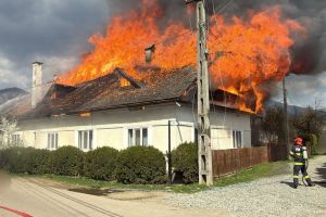 Două gospodării din Susenii Bârgăului, afectate de un incendiu puternic