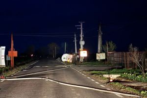 FOTO: Pericol de explozie! O cisterna incarcata cu aproximativ 30.000 de litri de GPL s-a rasturnat.  Populatia din zona, evacuata 