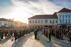 Coşurile cu bucate pentru Paştele catolic, sfinţite de preoţi în Piaţa centrală din Sfântu Gheorghe