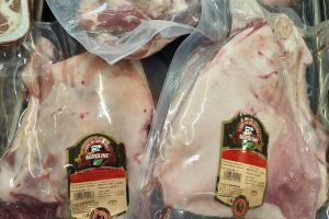 Carnea de miel, o raritate scumpă. Cât costă în supermarket, la Bistriţa