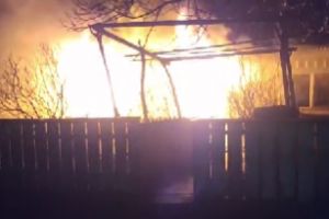 Panică pentru într-o localitate din Botoşani. Casa în care se aflau o femeie şi nepoata ei a luat foc