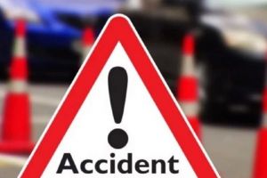 Accident într-o localitate din Botoşani! Un tânăr băut a intrat cu maşina într-un indicator rutier