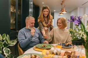 Ghid de supravietuire economica pentru Paste 2026: Cum sa pui masa de sarbatoare fara sa intri in colaps financiar