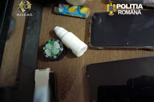 FOTO+VIDEO: Doi tineri de 19 ani, arestati la Tulcea pentru trafic de droguri de risc si mare risc 