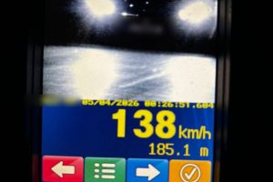 Șofer de 19 ani, prins circulând cu 138 km/h în localitate. ”Pericol iminent”