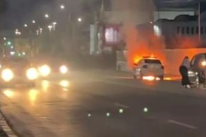 VIDEO O maşină de poliţie a ars ca o torţă în această seară