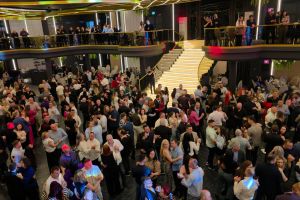 FOTO & VIDEO S-a petrecut româneşte la Solis Forum, cu Vali Vijelie! Petrecăreţii au „rupt” ringul de dans