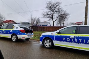 O fată de 11 ani a fost bătută cu bestialitate de o colegă în staţia de autobuz. „A strâns-o de gât şi a lovit-o cu picioarele în burtă”