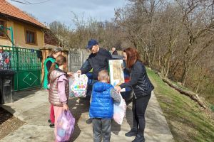 Zeci de copii din Schela s-au bucurat de darurile caravanei „Gorjeanul”
