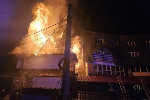 Incendiu cabană din Valea Râşnoavei. Intervenţie dificilă a pompierilor braşoveni