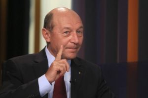 Traian Băsescu: Carburantul ar trebui raţionalizat pentru a evita o criză. Plafonarea preţurilor, „o mare greşeală”