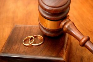 Divorţ 2026: Românii îşi pot păstra numele după divorţ, fără acordul fostului soţ. Proiect adoptat de Senat