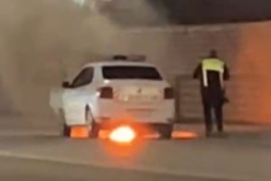 Un Logan de poliţie a luat foc în trafic, în Iaşi (VIDEO)