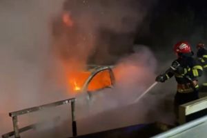 O maşină a luat foc în apropierea Pieţei Centrale din Botoşani