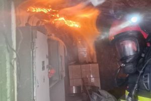 Casă cuprinsă de incendiu, într-o localitate din Botoşani. Tavanul s-a prăbuşit, iar proprietara şi vecinele sale au avut nevoie de îngrijiri medicale