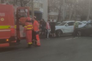 Accident cu trei răniţi, printre care două minore, după un impact în lanţ pe Calea Craiovei. O şoferiţă a fugit de la locul faptei