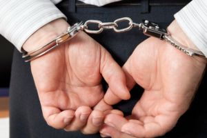 Bărbat din Târgu Ocna, reţinut pentru violenţă în familie, distrugere şi lipsire de libertate