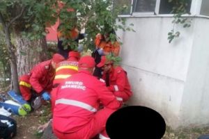 Sinucidere sau accident? Devean mort după ce a căzut de la etaj