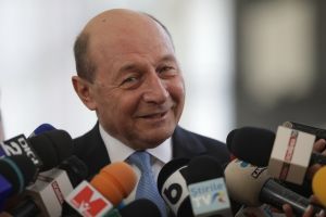 Băsescu propune raţionalizarea carburanţilor ca să nu rămânem fără. Dacă plafonăm preţurile, importatorii îi vor vinde altora