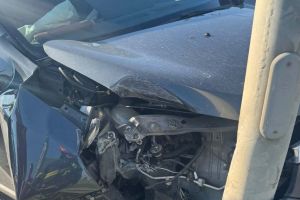 Doi răniţi după ce un şofer a părăsit carosabilul şi s-a izbit de un stâlp, lângă Timişoara