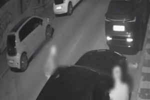 Distrugeri în lanţ în Satu Mare! Un bărbat cu probleme psihice a distrus trei maşini şi uşa unei locuinţe