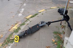 Pericol în trafic! Un botoşănean mort de beat a ieşit la plimbare cu trotineta