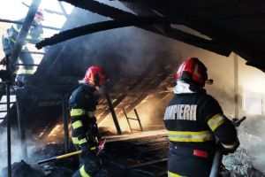 ULTIMA ORĂ Arde o casă la Răstoaca