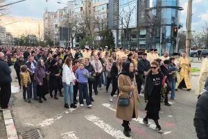 Procesiune cu peste 1.000 de participanţi, la Buzău, care a marcat începutul Săptămânii Mari