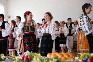 Balul de Sf. Paşti la Moldova Nouă: tradiţie, muzică şi bucurie în straie populare!