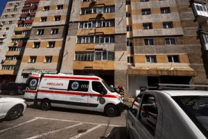 Alerta la Pitesti! Un copil, resuscitat dupa ce a cazut de la etajul al patrulea al unui bloc 