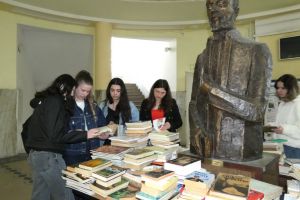 „Carte caută stăpân”. Cărţi gratuite pentru orădeni, la Universitatea din Oradea