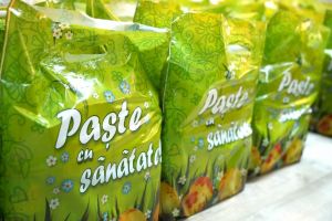 Pachete cu alimente de Paste oferite in comuna Cumpana, judetul Constanta