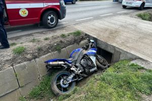 Bărbat rănit după ce s-a răsturnat cu motocicleta în şanţ, în judeţul Satu Mare. Cum s-a produs accidentul