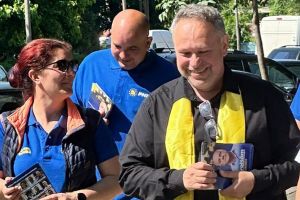 Directorul care a scos la vânzare sutiene la târgul de Paşti din Reşiţa, plătit cu 1,5 miliarde pe an!