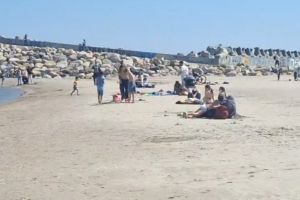 FOTO+VIDEO: Vremea frumoasa i-a scos pe turisti si constanteni pe plaja la Modern si Navodari. Curajosii au incercat si o baie in mare