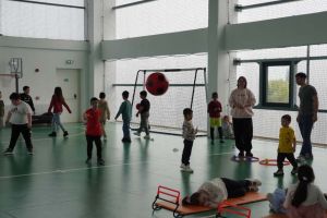 FOTO. Aproape 200 de cadouri şi zeci de copii fericiţi. Paştele aduce speranţă prin educaţie la Timişoara