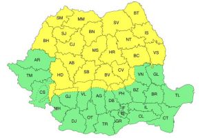 Vreme rece, vânt puternic şi ninsori la munte până miercuri dimineaţă